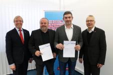 Zusammen mit Präsident Alois Jöst (links) stellten sich Metallbauer Dipl. Ing. (FH) Achim Knapp (zweiter von links) aus Heidelberg und Steinmetz- und Steinbildhauer Dipl. Ing. (FH) Reiner Claus  (zweiter von rechts) aus Mannheim mit dem stellvertretenden Hauptgeschäftsführer Christian Berg (rechts) dem Fotografen.