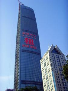 Hoch hinaus: Die Hansgrohe AG stattet die 289 Zimmer und Präsidentensuiten des Luxushotels "St. Regis" (Starwood Hotels & Resorts) im 442 hohen "Kinkey Finance Tower" in Shenzen mit der Designerkollektion Axor Citterio und Raindance Brausen aus