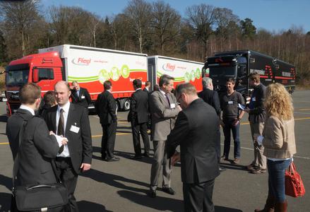 Bei der BASt-Veranstaltung zum Feldversuch mit Lang-Lkw wurden neben den bislang vorliegenden Ergebnissen auch zwei Lang-Lkw präsentiert (Foto: Guido Rosemann, BASt)