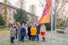 Markus Heming, Kaufmännischer Geschäftsführer (3.v.r.), Birgit Mangold (2.v.r.) und Monika Baumann (r.) mit Kolleginnen der Klinik für Psychiatrie und psychotherapeutische Medizin