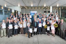 Zu einem Gruppenbild stellten sich die Goldenen Meister 2017 aus Heidelberg und Umgebung mit Präsident Alois Jöst (2. von rechts) sowie Ehrenvizepräsident Gerhard Höfler (1. von rechts), Hauptgeschäftsführer Jens Brandt (letzte Reihe, 7. von rechts) und Kreishandwerksmeister Norbert Menges (2. von links) (Bild: Thomas Rittelmann)
