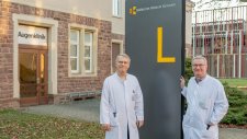 Dr. Heink de Groot (li.) und Dr. Andreas Buchholz vor der Augenklinik