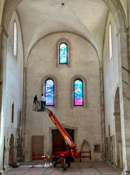 Anbringung der Probeinstallationen in der Basilika_c-Stiftung Kloster Eberbach.jpg