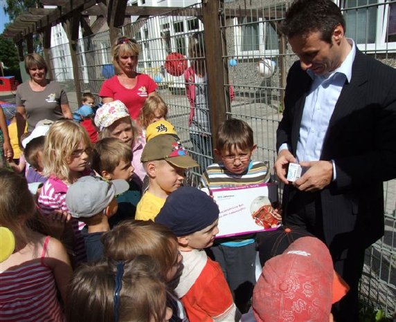 Jörg Knieper übergibt die SOS Zahnbox an Kinder der Kita Regenbogen.jpg