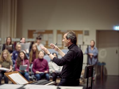 Chordirektor Gunter Berger bei der Probenarbeit (Copyright: Markenfotografie)