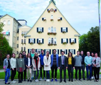 V.l.n.r.: Fr. Müller, Fr. Thiermeyer, Fr. Kerler, Fr. Maurer (hinten), Fr. Lipinski, Fr. Walt (hinten), Fr. Wacker, Hr. Becker, Fr. Blaschka, Hr. Pelz, Hr. Prof. Dr. Vasić, Fr. Szlak-Rubin, Hr. Feyel, Hr. Greiner, Hr. Bärsch-Klötzke, Fr. Merstadt und Fr. Prof. PMU Dr. Sammet