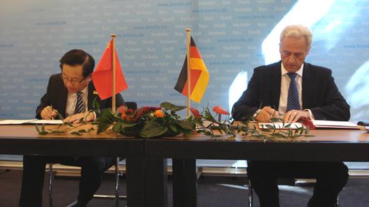 Bundesminister Peter Ramsauer mit dem chinesischen Minister für Wissenschaft und Technologie Wan Gang (Quelle: BMVBS)