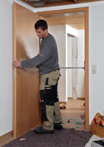 Hausbesitzer verzichten beim Einbau neuer Türen gern auf eine Baustellensituation mit Lärm und Schmutz. Das wird durch Komplettlösungen erleichtert. Mit rationeller Systemtechnik gehen die Arbeiten zügig voran, wobei Ärger und Geld gespart wird (Foto: Wüstenrot Bausparkasse AG)