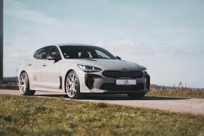 Barracuda meets Giacuzzo: Inferno-Felgen am veredelten Kia Stinger