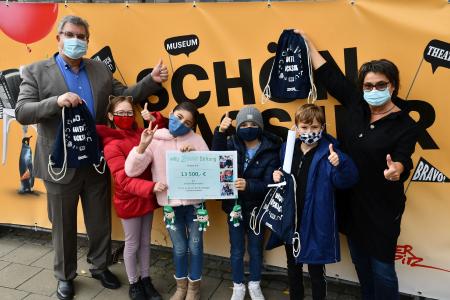 Frank Thyroff, Vorsitzender des Vorstandes der wbg 2000 Stiftung überbrachte die Zuwendung in Höhe von 13 500 Euro. Die Schüler*innen der Michael-Ende-Schule, Klasse 3 d, freuten sich gemeinsam mit Andrea Maria Erl. Projektleiterin Kulturrucksack und künstlerische Leitung am Theater Mumpitz, v.l.n.r. / Bild: Dieter Barth, wbg Nürnberg