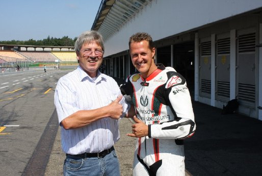 Der Streckenmeister des Hockenheimrings, Klaus Schwenninger mit Michael Schumacher.jpg