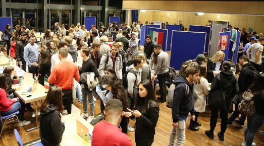 Das Angebot zur Information rund um das Auslandsstudium wurde auch dieses Jahr von den Studierenden gerne wahrgenommen (Foto: Dorothea Hoppe-Dörwald)