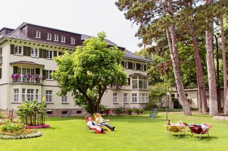 Seit 1999 können sich Gäste im Inneren Kurpark von verschiedensten Klängen verzaubern lassen: Aus acht Lautsprechern, die über den Garten verteilt angebracht sind, erklingen Kompositionen, die ein Musikerlebnis der besonderen Art vermitteln. Foto: Karin Ludwig
