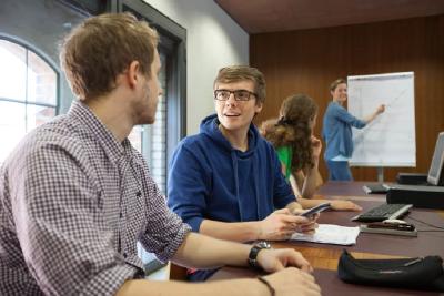 Beim Vorsemester steht das systematische Wiederholen, Üben und Festigen von Grundlagenkenntnissen im Mittelpunkt. © TH Wildau / Clemens Barth
