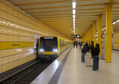 U-Bahn Typ J am U-Bahnhof Weberwiese Foto-Copyright BUND Berlin – Nicolas Šustr.jpg
