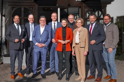 Gruppenfoto_Besuch Staatsministerin.jpg