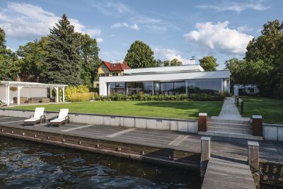 Moderner Bungalow mit viel Glas