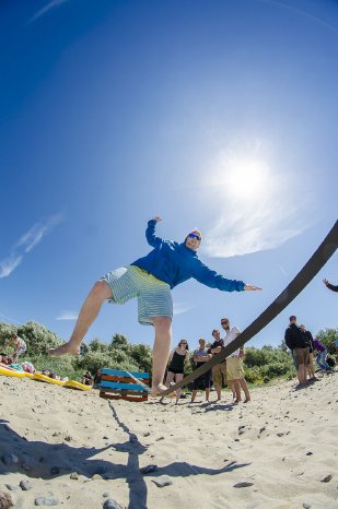 Slacklining_(c)PJ_Valentine_2016_Zuparken.jpg