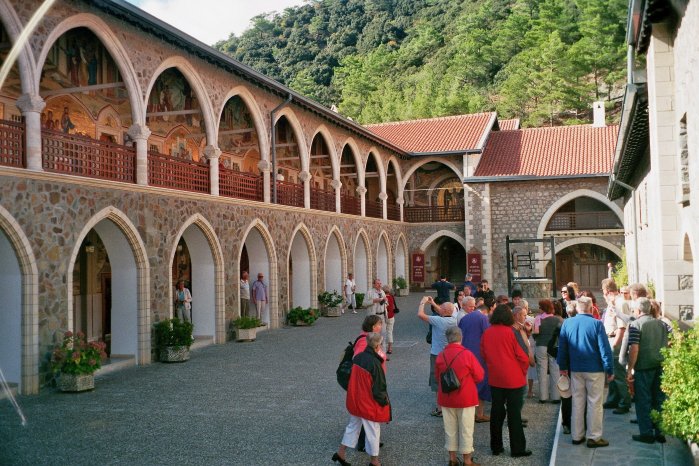 Die-Reisegruppe-im-Kloster-Agios-Neophytos[1].jpg