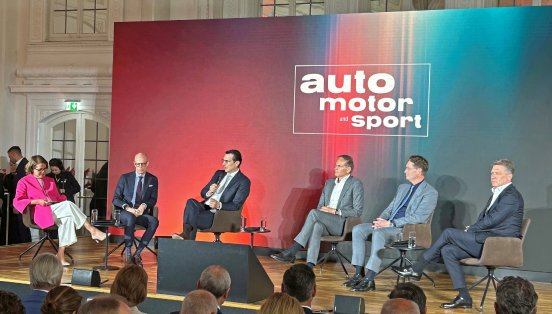 Gruppenbild BEST CARS CEO mit Birgit Priemer.jpg