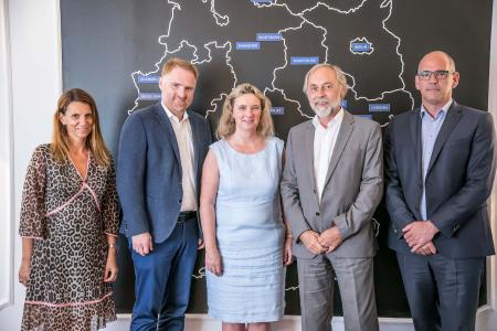 Bayerns Arbeitsministerin Kerstin Schreyer (Mitte) will die Weiterbildung stärken, wie sie bei ihrem Besuch an den Eckert Schulen in Regenstauf sagte. Das Foto zeigt die Ministerin gemeinsam mit Gottfried Steger, dem stellvertretenden Vorstandsvorsitzenden der Eckert Schulen (2. v. re.), Vorstand Alexander Schubert (re.), Eckert-Marketingleiterin Andrea Radlbeck und dem Bundestagsabgeordneten Peter Aumer / Foto: Eckert-Schulen