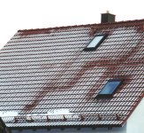 Zeichnen sich solche „Muster“ auf dem Dach ab, kann das ein erster Hinweis auf (vermeidbare) Wärmebrücken sein.