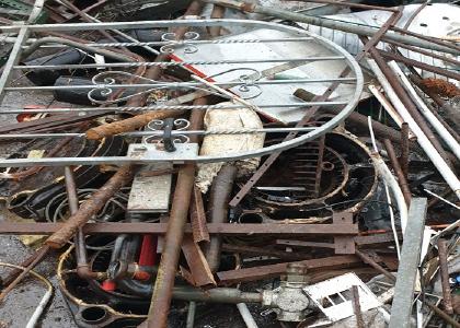 die Schrottabholung köln und Umgebung als moderner Schrotthändler vor allem an Altmetall interessiert, das sich in Elektroschrott wie Computer-Komponenten und alten Fernsehern findet und an Metallschrott im Allgemeinen. Dabei sind große Schrottmengen naturgemäß für den Schrotthändler besonders interessant, womit sich die Tatsache erklärt, das große Schrottmengen nicht nur kostenlos abgeholt, sondern dem Kunden sogar abgekauft werden.