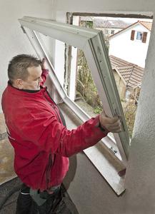 Mehrfachverglasungen, wärmedämmende Rahmen, isolierender Bauschaum und elastischer Fugenkleber gehören heute zu einem Fenster-"Paket", das auch zukünftigen Bauverordnungen standhält. Foto: Wüstenrot Bausparkasse AG