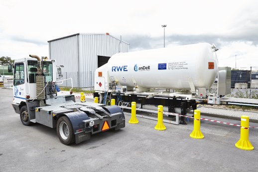 Cool mit flüssigem Erdgas RWE und duisport weihen LNG-Tankstelle ein.jpg