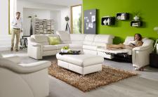 Ein Sofa mit Liegefunktion sowie frei verstellbarer Sitzhöhe und -tiefe kann den Bedürfnissen der ganzen Familie gerecht werden. Bild: AGR/himolla