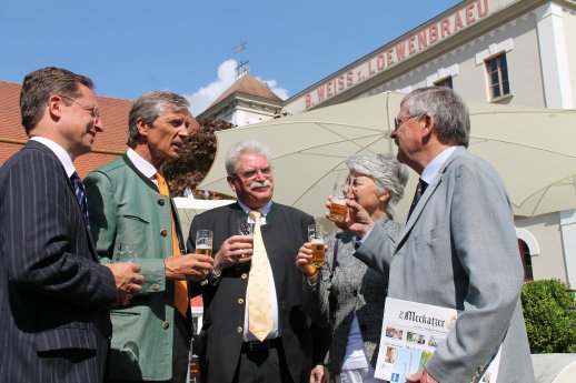 WirtschaftsministerZeilbesuchtMeckatzerLöwenbräu.jpg