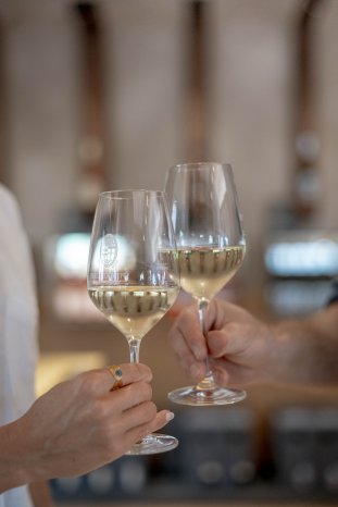 Konstanz-Spitalkellerei-Einkaufen-Trinken-Wein-Glas-03_Copyright_MTK-Leo-Leister.jpg