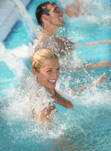 Immer mehr Menschen mit Stress, Gelenk- und Rückenproblemen nutzen die wohltuende, natürliche Heilkraft des legendären Bad Füssinger Heilwassers, um ihre Gesund-heitsprobleme einfach "wegzubaden" / Foto: Kur- & GästeService Bad Füssing