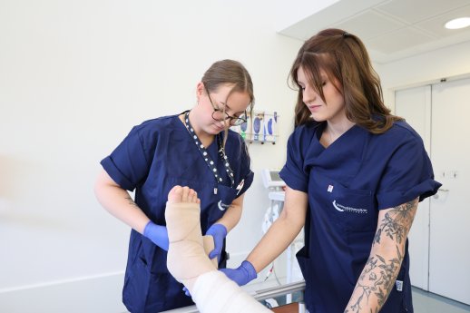 Pflege in Navy-Blau.JPG