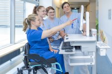 Xenia Frank (li.) hat das zusätzliche Angebot als eine der ersten Assistenzärztinnen des Klinikums Karlsruhe angenommen. Bildquelle: Markus Kümmerle, Städtisches Klinikum Karlsruhe