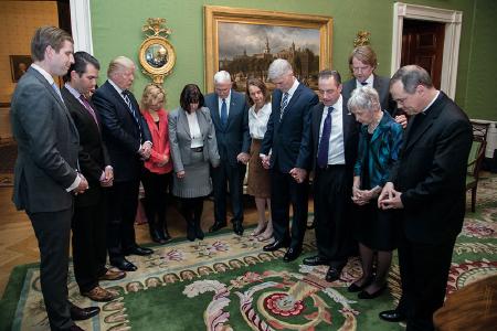 Gebetsrunde im Green Room des Weißen Hauses mit Donald Trump und Mike Pence zur Nominierung von Richter Neil M. Gorsuch für den Obersten Gerichtshof
