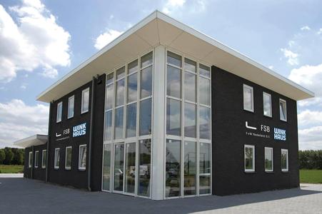 Für weiteren Markterfolg auch in Zukunft: Das neue Gebäude von F+W Nederland, dem Gemeinschaftsunternehmen von Winkhaus und FSB in Zeewolde, wurde feierlich in Betrieb genommen