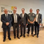 Feier zum 25-jährigen Firmenjubiläum von Wolfgang Trauner bei der BKK ProVita (v. l. n. r.): Eugen Winkelmair, Walter Redl, Wolfgang Trauner, André Fuchs und Stefan Klose