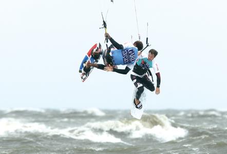 Spektakuläre Sprünge sind beim Kitesurfen zu beobachten