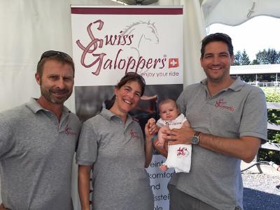 So kennt man sie, die Swiss Galoppers. Sympathisch, familiär und kompetent. Armin, Tanja, Baby von Mirko und Vater Mirko. (v.l.)