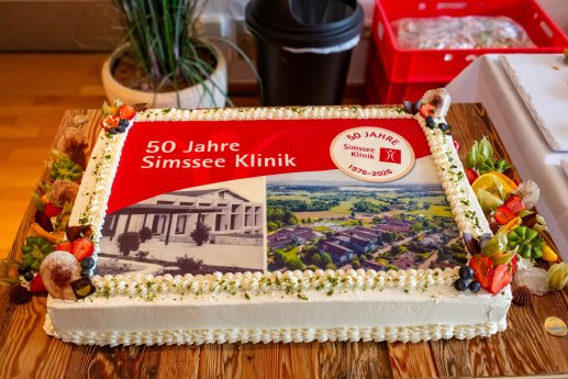 Simssee Klinik Jubilaeumstorte_1.jpg