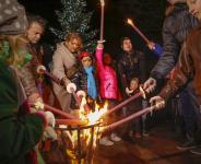 Magie mit einer Prise Glitter und Glamour - elfenhafte Weihnachts- und knallbonbongute Silvesterarrangements