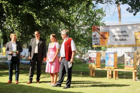„Wo Bienen sind und Honig fließt, da ist Wohlergehen“, wussten bereits die alten Römer. Bischofshof-Brauereidirektor Hermann Goß, die Nachhaltigkeitsbeauftragte des Unternehmens Laila Schmidt und Beefuture-Gründer Frank Weiß (von links) begrüßten die 60.000 neuen „Mitbewohnerinnen“ auf dem Brauereigelände / Foto: obx-news/Jens Henning-Billon