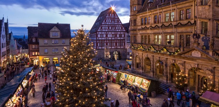 Reiterlesmarkt_Rothenburg_od_Tauber-_Marktplatz_Baum_BeleuchtungRothenburg_Tourismus_Service_W_P.jpg