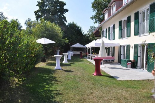 GSA-Sommerfest-Tische-Garten.jpg