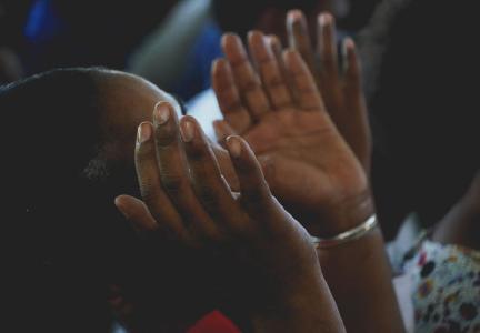 Symbolbild Betende Hände
© Abel Marquez / unsplash.com