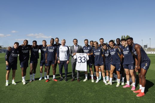 Issam Kazim, CEO Visit Dubai und die Real Madrid Männermannschaft.jpg