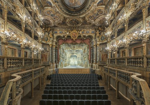 Markgräfliches Opernhaus Bayreuth nach der Restaurierung, Blick zur Bühne mit neu rekonstru.jpg