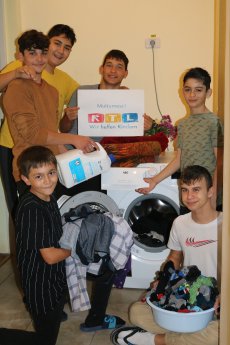 Bild 2 Neue Waschmaschinen sichern die hygienische Grundversorgung und helfen den Kindern beim E.JPG