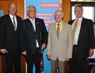 Im Rahmen der Vollversammlung der Handwerkskammer Reutlingen wurden Personen geehrt, die sich in den vergangenen Jahren in besonderem Maße für das Handwerk in der Region verdient gemacht hatten. Hauptgeschäftsführer Dr. Joachim Eisert (links) und Präsident Joachim Möhrle (rechts) ehrten Anton Voit (zweiter von links) und Siegfried Kessler (zweiter von rechts)